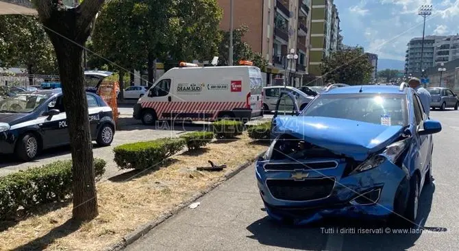 Rende, incidente in centro città in prossimità di un incrocio