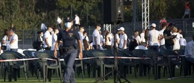 Un mare di magliette bianche per l’ultimo saluto a Willy. Conte: «Ora giustizia»