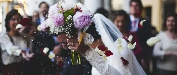 Sposa ustionata da una fiammata del flambè, matrimonio si trasforma in incubo