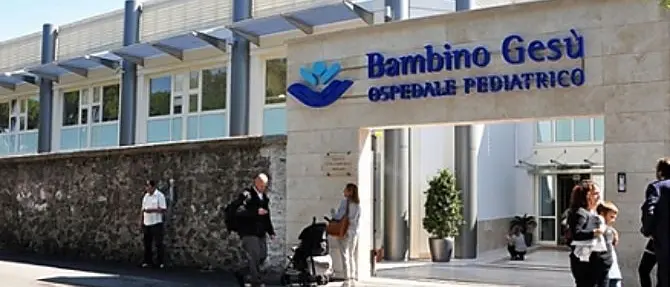 Bimbo calabrese morto, il pm: «Negligenza dei medici anche nei tre anni dopo l'intervento»