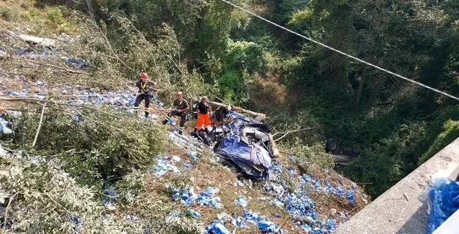 Incidente nel Reggino, camion in una scarpata: morto il conducente