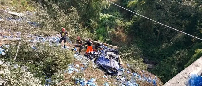 Incidente nel Reggino, camion in una scarpata: morto il conducente