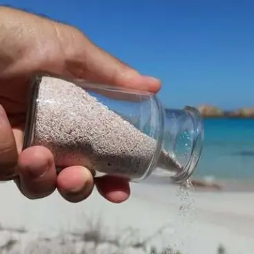 Sardegna, due turisti restituiscono la sabbia rosa a La Maddalena dopo 50 e 30 anni
