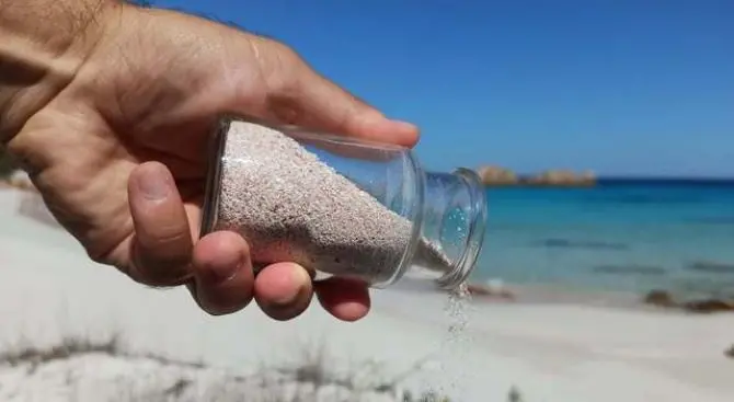 Sardegna, due turisti restituiscono la sabbia rosa a La Maddalena dopo 50 e 30 anni