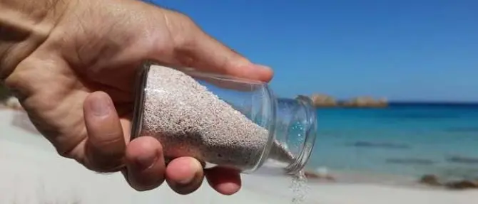 Sardegna, due turisti restituiscono la sabbia rosa a La Maddalena dopo 50 e 30 anni