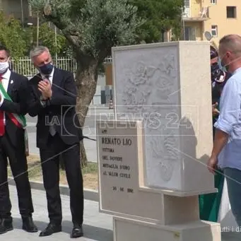 Soverato, il ministro Guerini all'inaugurazione del monumento in memoria del carabiniere ucciso