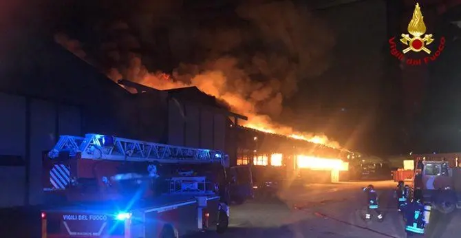 Vasto incendio divampa al porto di Ancona, chiusi parchi e scuole