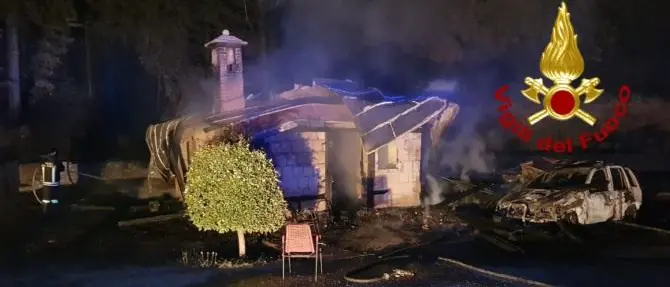 Incendio in un deposito di Calabria verde nel Catanzarese, distrutte anche due auto