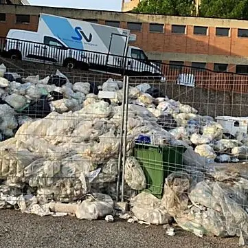 L'ospedale di Locri sommerso dai rifiuti: scontro tra il direttore sanitario e il sindaco