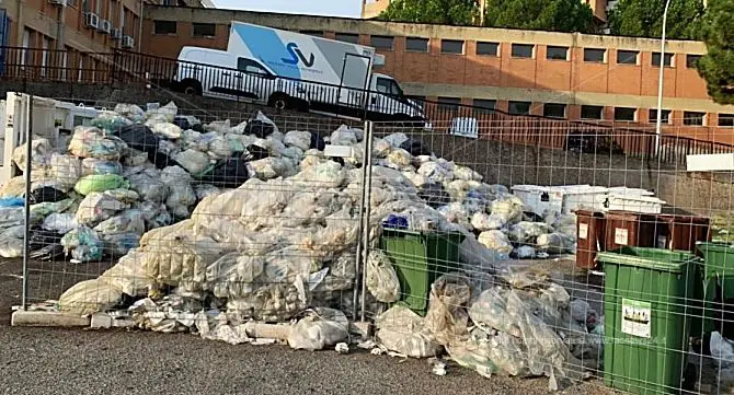 L'ospedale di Locri sommerso dai rifiuti: scontro tra il direttore sanitario e il sindaco