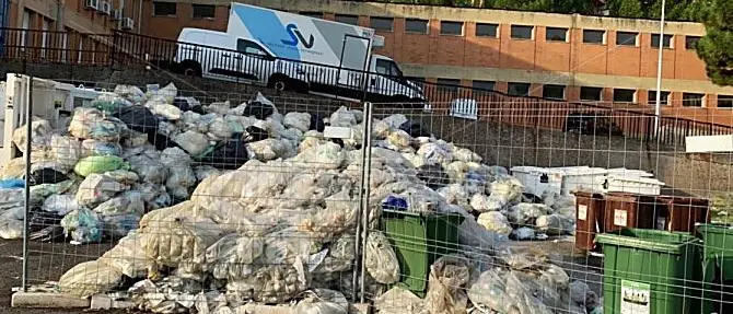 L'ospedale di Locri sommerso dai rifiuti: scontro tra il direttore sanitario e il sindaco