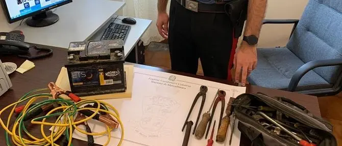 Tentavano di far partire uno scooter rubato: due arresti nel Catanzarese