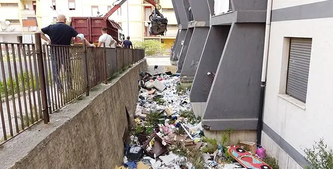 Catanzaro, avviata la bonifica nella roccaforte rom di viale Isonzo