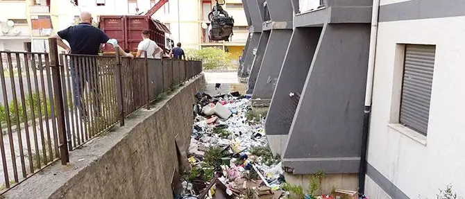Catanzaro, avviata la bonifica nella roccaforte rom di viale Isonzo