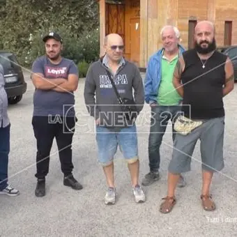 Tendopoli di San Ferdinando, sit in degli operatori italiani: «Vogliono mandarci via»