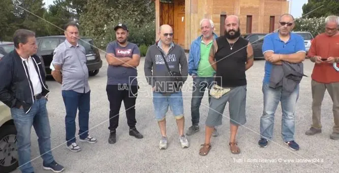 Tendopoli di San Ferdinando, sit in degli operatori italiani: «Vogliono mandarci via»