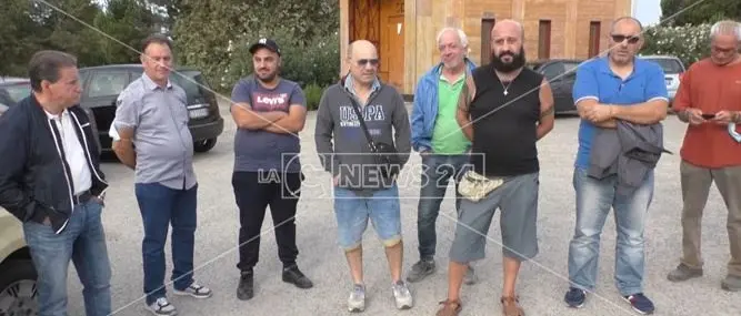 Tendopoli di San Ferdinando, sit in degli operatori italiani: «Vogliono mandarci via»