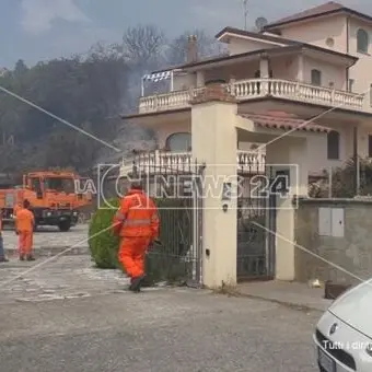 Inferno di fiamme a Scalea, adesso l’incendio minaccia case e cittadini