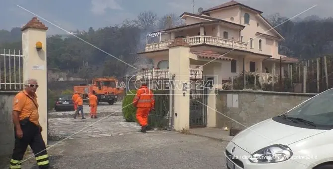 Inferno di fiamme a Scalea, adesso l’incendio minaccia case e cittadini