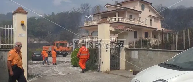Inferno di fiamme a Scalea, adesso l’incendio minaccia case e cittadini