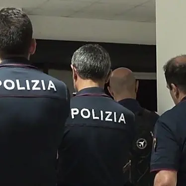 Tentano furto in un'azienda ma fanno troppo rumore: polizia arresta tre ladri