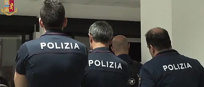 Tentano furto in un'azienda ma fanno troppo rumore: polizia arresta tre ladri