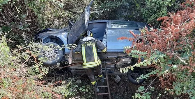 Auto finisce in una scarpata nella Locride: conducente salvato dai Vigili del fuoco