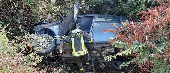 Auto finisce in una scarpata nella Locride: conducente salvato dai Vigili del fuoco