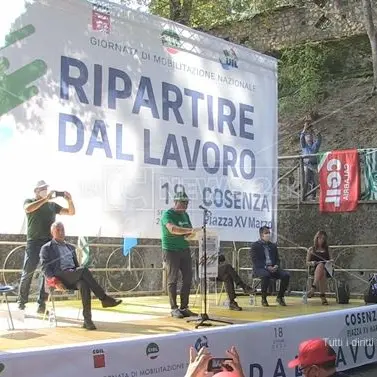Ripartire dal lavoro, anche in Calabria sindacati in piazza: «Non vogliamo stare alla finestra»