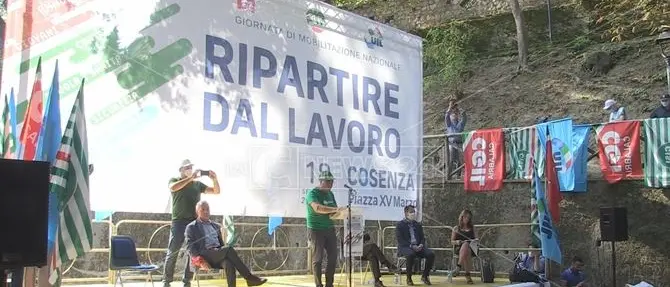 Ripartire dal lavoro, anche in Calabria sindacati in piazza: «Non vogliamo stare alla finestra»