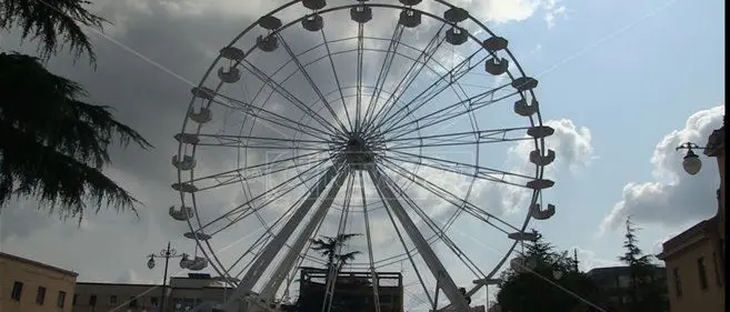 La ruota panoramica blocca le vie di fuga degli alunni: a Vibo scoppia la polemica