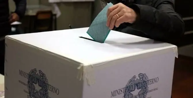 Elezioni e referendum, urne aperte: in Calabria 72 comuni al voto per le amministrative