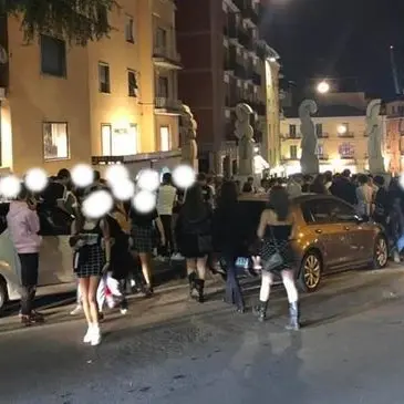 Cosenza, migliaia in piazza per la movida del sabato sera: è polemica