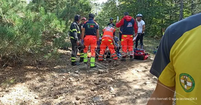 Disavventura per un ciclista nel parco della Sila, cade e batte la testa