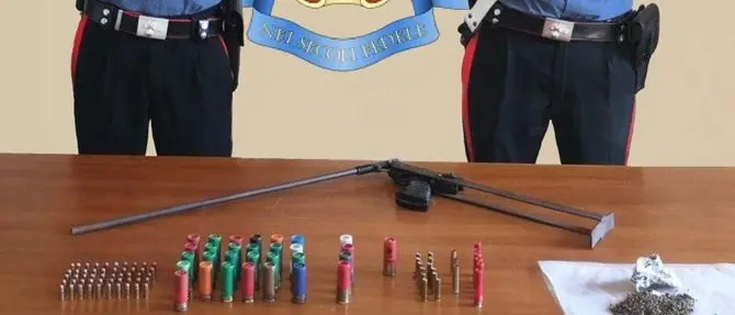 Placanica, scovato un deposito di armi e droga in un casolare