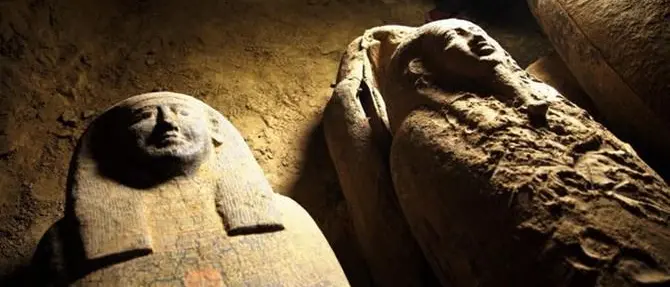 Egitto, trovati 27 sarcofagi risalenti a 2.500 anni fa