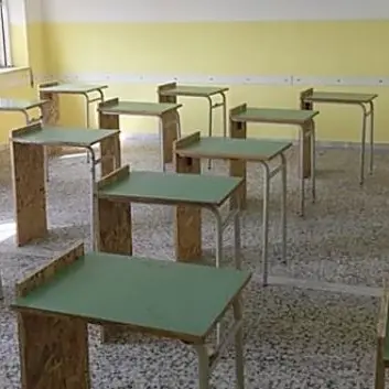 Riapertura scuole, a Sellia Marina i banchi non arrivano: segati in due quelli vecchi