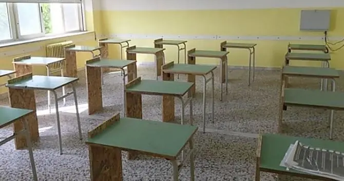 Riapertura scuole, a Sellia Marina i banchi non arrivano: segati in due quelli vecchi