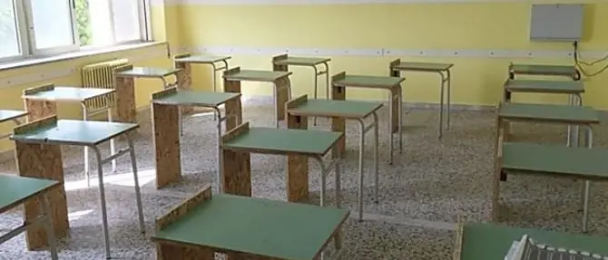 Riapertura scuole, a Sellia Marina i banchi non arrivano: segati in due quelli vecchi