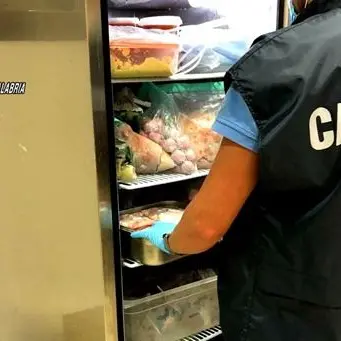 Reggio Calabria, cibo congelato e mal conservato in un ristorante: deferita proprietaria