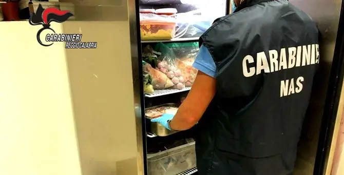 Reggio Calabria, cibo congelato e mal conservato in un ristorante: deferita proprietaria