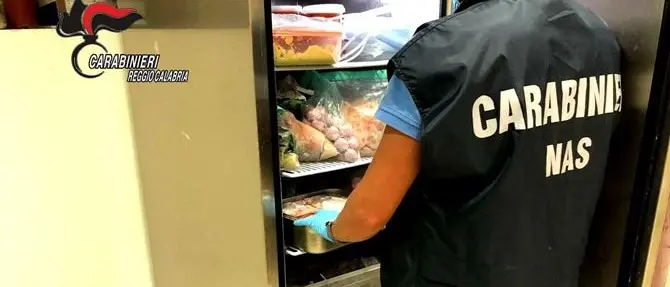 Reggio Calabria, cibo congelato e mal conservato in un ristorante: deferita proprietaria