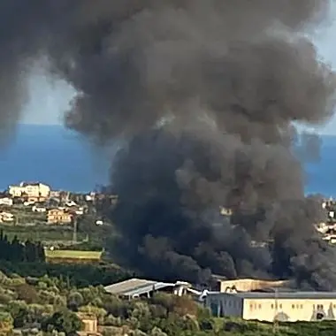 Siderno, incendio nell’impianto di smaltimento rifiuti: fumo su tutta la zona