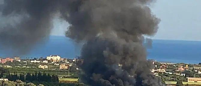 Siderno, incendio nell’impianto di smaltimento rifiuti: fumo su tutta la zona