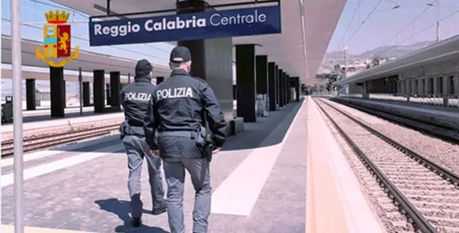 Reggio Calabria, minaccia agenti con una piccozza: arrestato 37enne