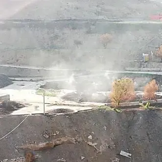 Incendio alla discarica di Comunia nel Reggino, i cittadini esasperati scendono in piazza