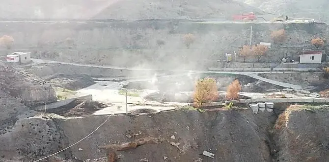 Incendio alla discarica di Comunia nel Reggino, i cittadini esasperati scendono in piazza