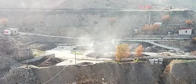 Incendio alla discarica di Comunia nel Reggino, i cittadini esasperati scendono in piazza