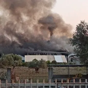 Incendio a Siderno, il sindaco di Locri chiude tutte le scuole: «Troppo fumo»