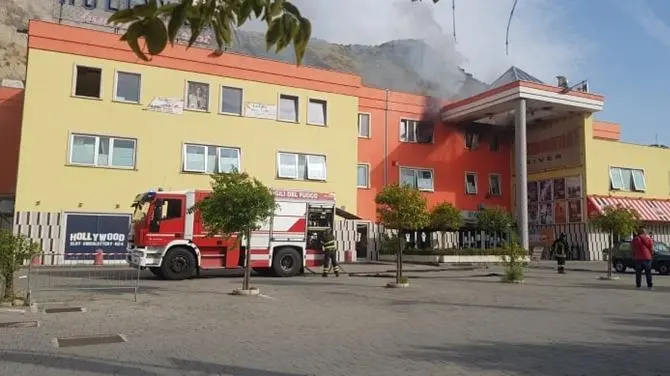 Zumpano, incendio nel cinema multisala: nessun ferito